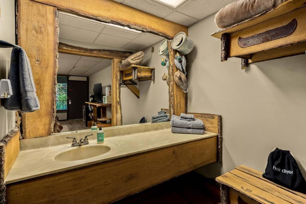 Apartment Stonegate King Bed Wifi 50 In Roku Tv Salt Water Pool # 101 Eureka Springs